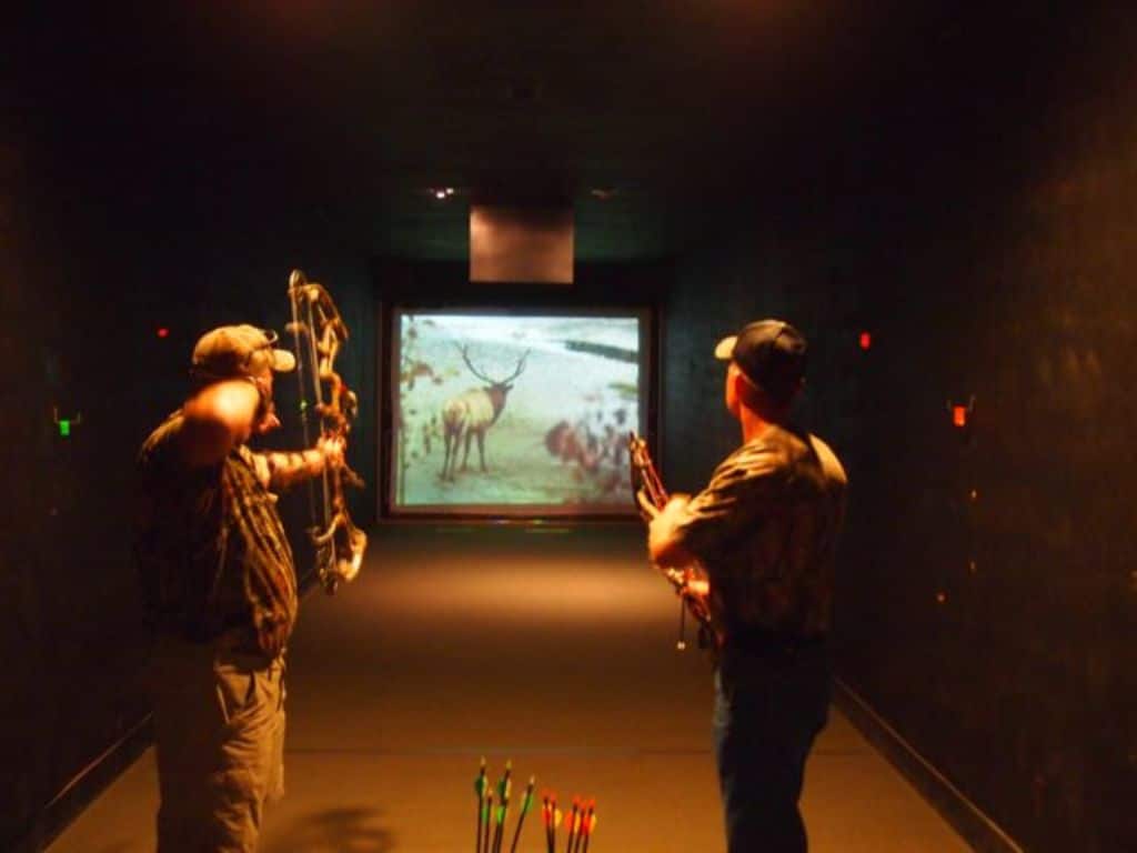 Two archers at the TechnoHUNT screen